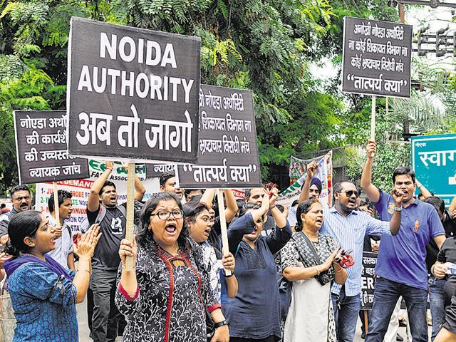 Homebuyers raised slogans against the UP government and offered bangles to Noida officials to signify their incapability. (BURHAAN KINU/HT) Homebuyers raised slogans against the UP government and offered bangles to Noida officials to signify their incapability. (BURHAAN KINU/HT)