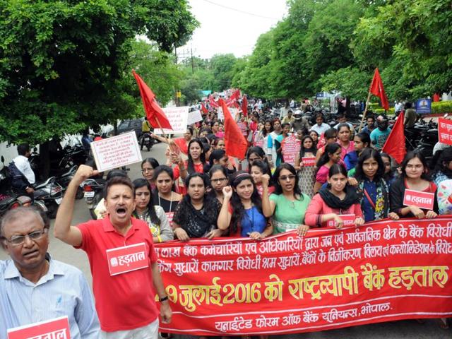 United forum of bank unions organised a protest rally in Maharana Pratap Nagar area during the one day bank strike, in Bhopal on Friday. (Praveen Bajpai/ HT Photo) United forum of bank unions organised a protest rally in Maharana Pratap Nagar area during the one day bank strike, in Bhopal on Friday. (Praveen Bajpai/ HT Photo)