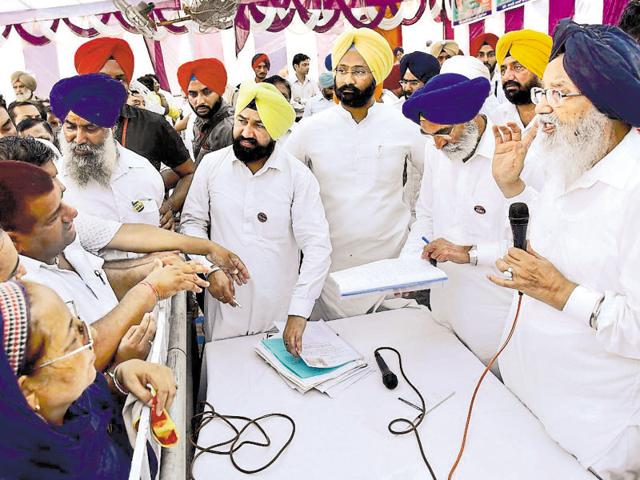 Punjab chief minister Parkash Singh Badal during ‘sangat darshan’ at Tapa in Barnala on Thursday. (HT Photo) Punjab chief minister Parkash Singh Badal during ‘sangat darshan’ at Tapa in Barnala on Thursday. (HT Photo)