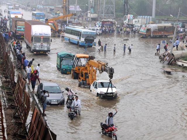 A view of the waterlogged Hero Honda Chowk in Gurgaon. (Praveen Kumar / HT Photo) A view of the waterlogged Hero Honda Chowk in Gurgaon. (Praveen Kumar / HT Photo)