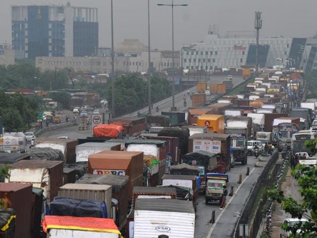 After heavy rain, vehicles stuck in long traffic jam at Delhi-Gurgaon expressway, in Gurgaon, India, on 28 July 2016. (Parveen Kumar/Hindustan Times) After heavy rain, vehicles stuck in long traffic jam at Delhi-Gurgaon expressway, in Gurgaon, India, on 28 July 2016. (Parveen Kumar/Hindustan Times)