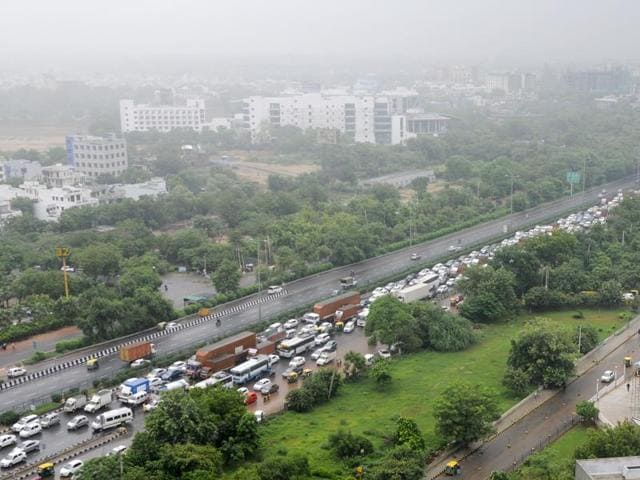 What made things from bad to worse was suspension of six executive engineers of Municipal Corporation, Gurgaon (MCG), four of whom were reinstated on Thursday evening.(Hindustan Times) What made things from bad to worse was suspension of six executive engineers of Municipal Corporation, Gurgaon (MCG), four of whom were reinstated on Thursday evening.(Hindustan Times)