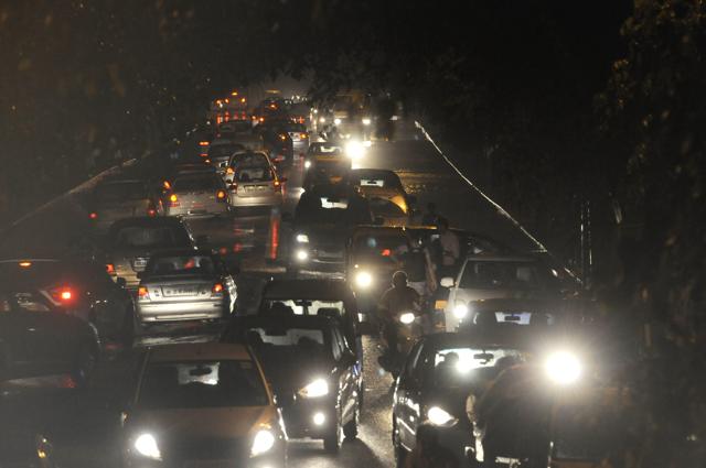 Around 400 streetlights in “The Millennium City” were out on Thursday as the concerned contractors were on strike . (Abhinav Saha/HT Photo ) Around 400 streetlights in “The Millennium City” were out on Thursday as the concerned contractors were on strike . (Abhinav Saha/HT Photo )