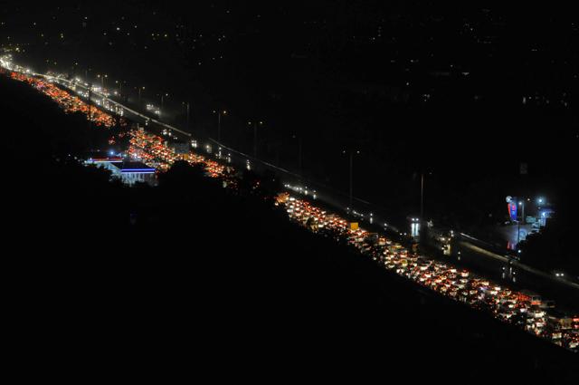 The situation was particularly bad at Hero Honda chowk, where Badshahpur nullah caused a deluge. Office-goers who reach their homes by 7pm could only knock at their doors by midnight, many even past that. (Parveen Kumar/HT Photo) The situation was particularly bad at Hero Honda chowk, where Badshahpur nullah caused a deluge. Office-goers who reach their homes by 7pm could only knock at their doors by midnight, many even past that. (Parveen Kumar/HT Photo)