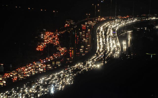 With heavy rain flooding roads, commuters were stuck in an hours-long traffic jam on the Delhi-Gurgaon expressway on Thursday.(Parveen Kumar/ HT Photo) With heavy rain flooding roads, commuters were stuck in an hours-long traffic jam on the Delhi-Gurgaon expressway on Thursday.(Parveen Kumar/ HT Photo)
