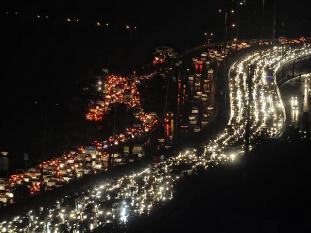 Heavy rains, Kanwar yatra and bad drainage mechanism brought Gurgaon to a stop. A long traffic jam on the Delhi-Gurgaon expressway and along the inner arteries paralysed the city since Thursday evening. (Parveen Kumar/HT Photo) Heavy rains, Kanwar yatra and bad drainage mechanism brought Gurgaon to a stop. A long traffic jam on the Delhi-Gurgaon expressway and along the inner arteries paralysed the city since Thursday evening. (Parveen Kumar/HT Photo)