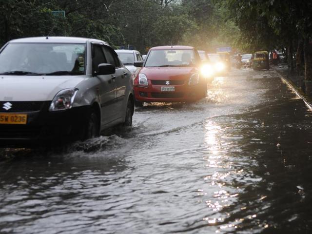 What Gurgaon saw next was chaos all over.. which stretched over kilometers and lasted for hours together. People were stranded for seven to eight hours on the roads, water logged Gurgaon roads. (Abhinav Saha/HT Photo ) What Gurgaon saw next was chaos all over.. which stretched over kilometers and lasted for hours together. People were stranded for seven to eight hours on the roads, water logged Gurgaon roads. (Abhinav Saha/HT Photo )