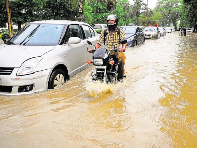 Kanwarias use the main carriageway of the Delhi-Gurgaon Expressway instead of the corridor marked for them on the service lane. (Abhinav Saha/HT) Kanwarias use the main carriageway of the Delhi-Gurgaon Expressway instead of the corridor marked for them on the service lane. (Abhinav Saha/HT)