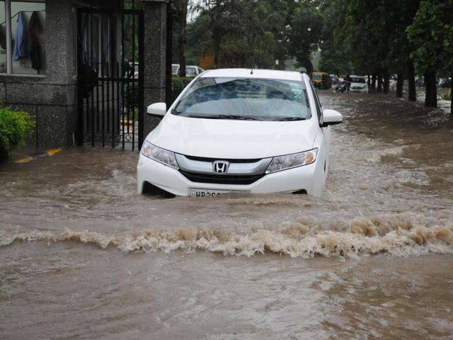 Heavy rains throughout the day caused more water to accumulate on the roads than what could drain out of the city, resultant in water logging at Gurgaon Technology Park Ltd, Info City, Sector-34 on Thursday evening. (Parveen Kumar/HT Photo) Heavy rains throughout the day caused more water to accumulate on the roads than what could drain out of the city, resultant in water logging at Gurgaon Technology Park Ltd, Info City, Sector-34 on Thursday evening. (Parveen Kumar/HT Photo)