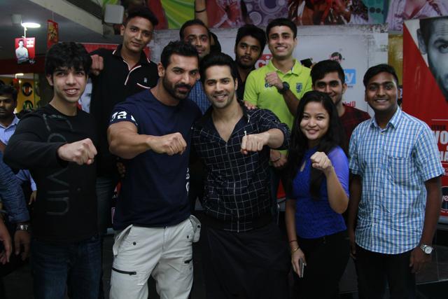 John and Varun posing with the winner of HT City’s Stars in the City contest. (Waseem Gashroo/HT Photo)