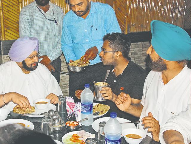 Capt Amarinder Singh having lunch after the Halke-Vich-Captain programme near Shahkot on Thursday. (HT Photo) Capt Amarinder Singh having lunch after the Halke-Vich-Captain programme near Shahkot on Thursday. (HT Photo)