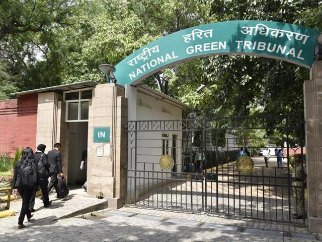 In its July 20 order, the NGT had said that deregistration of 15 to 10 years old diesel vehicles in the national capital would be carried out in a phased manner and had barred entry of such trucks with national permits in Delhi-NCR. (Arvind Yadav/HT file) In its July 20 order, the NGT had said that deregistration of 15 to 10 years old diesel vehicles in the national capital would be carried out in a phased manner and had barred entry of such trucks with national permits in Delhi-NCR. (Arvind Yadav/HT file)