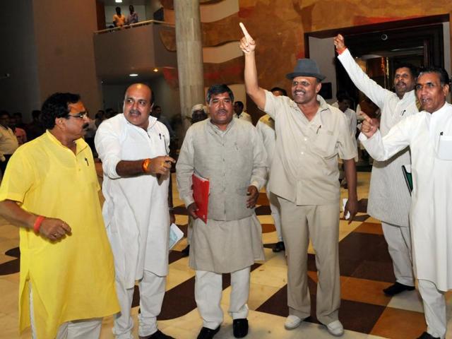 BJP MLAs shouting slogans against the Congress party MLAs after the monsoon session, in Bhopal on Friday. (Praveen Bajpai/ HT photo) BJP MLAs shouting slogans against the Congress party MLAs after the monsoon session, in Bhopal on Friday. (Praveen Bajpai/ HT photo)