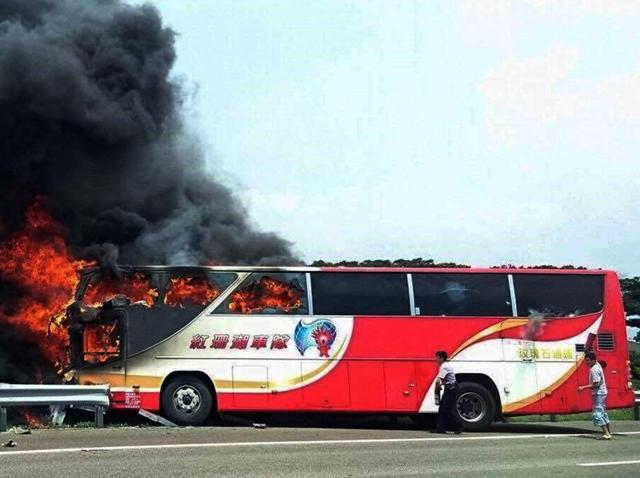 In this photo provided by Yan Cheng, a policeman and another man try to break the windows of a burning tour bus on the side of a highway in Taoyuan, Taiwan, on Tuesday, July 19, 2016. (AP file photo) In this photo provided by Yan Cheng, a policeman and another man try to break the windows of a burning tour bus on the side of a highway in Taoyuan, Taiwan, on Tuesday, July 19, 2016. (AP file photo)