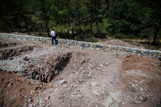 A man stays next to unmarked graves at "Traitors' Cemetery" built specially by Istanbul municipality for the dead failed coup soldiers at Pendik district in Istanbul on Thursday. (AFP) A man stays next to unmarked graves at "Traitors' Cemetery" built specially by Istanbul municipality for the dead failed coup soldiers at Pendik district in Istanbul on Thursday. (AFP)