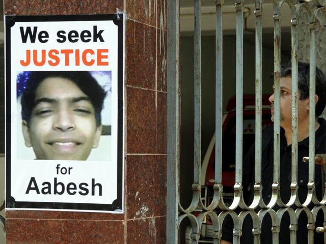 Aabesh Dasgupta, a student of St Xavier’s Collegiate School, was found lying in a pool of blood in the basement of the posh apartment block in Sunny Park on Saturday. (Ashok Nath Dey/HT Photo) Aabesh Dasgupta, a student of St Xavier’s Collegiate School, was found lying in a pool of blood in the basement of the posh apartment block in Sunny Park on Saturday. (Ashok Nath Dey/HT Photo)