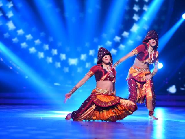 Twins. Dancers. Choreographers. Indian-American.  Internet sensations- Poonam and Priyanka will show of their Bharatnatyam / Hip Hop fusion moves. (COLORS) 