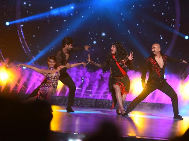 Next would be the dynanmic and unusual duo of dancer and reality TV star Salman Yusuf Khan and popular character Chutki (Gaurav Gera) performing the salsa.  (COLORS) 
