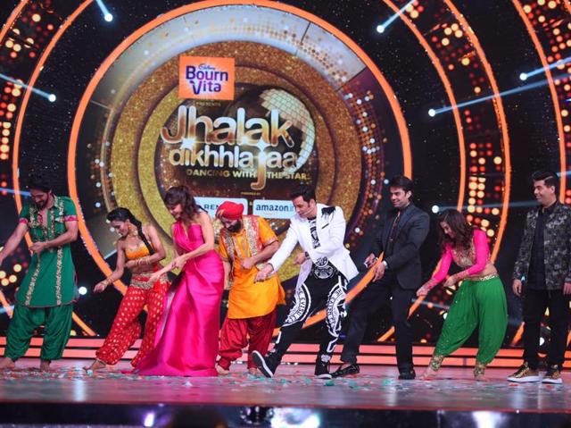 If this wasn’t enough, the judges don’t miss a chance to show of their moves. Be it Jacqueline dancing with the contestants even before giving her first judgement or Karan showing off his moves on the song Mera Naam Mary. (COLORS) 