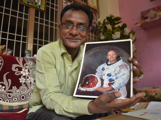 Philographist Emmanuel John Patras shows off one of his greatest acquisitions — a signed photograph of US astronaut Neil Armstrong.(Sachin Saini/ HT Photos)