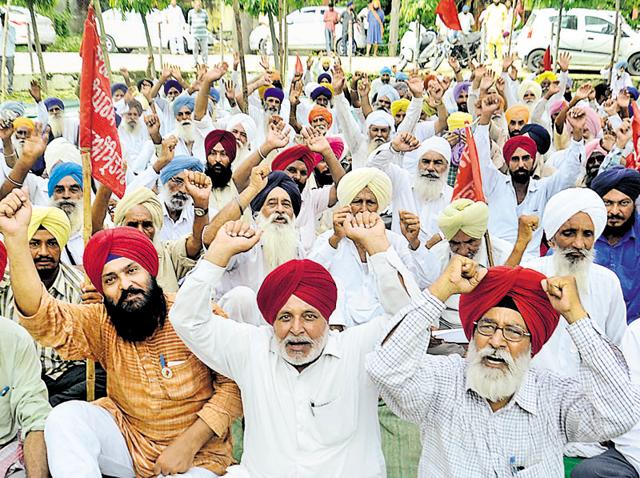 Farmers raising slogans against the Centre and the state government outside the deputy commissioner’s office in Amritsar on Friday. (Sameer Sehgal/HT Photo) Farmers raising slogans against the Centre and the state government outside the deputy commissioner’s office in Amritsar on Friday. (Sameer Sehgal/HT Photo)