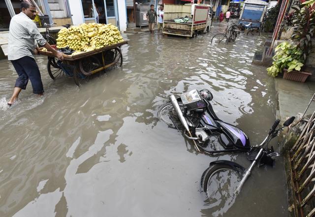 Water logging at MG Road near transit camp in Mumbai, India, on Friday, July 29, 2016. (Vijayanand Gupta/ HT Photo ) Water logging at MG Road near transit camp in Mumbai, India, on Friday, July 29, 2016. (Vijayanand Gupta/ HT Photo )