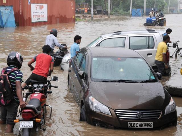 Monsoon showers have once again brought India’s showpiece urban centres to their knees. The worst-hit was Gurgaon in Haryana where monsoon rains caused miles-long traffic jams, schools were ordered shut and officials distributed food packets to stranded commuters. (Parveen Kumar / HT Photo) Monsoon showers have once again brought India’s showpiece urban centres to their knees. The worst-hit was Gurgaon in Haryana where monsoon rains caused miles-long traffic jams, schools were ordered shut and officials distributed food packets to stranded commuters. (Parveen Kumar / HT Photo)