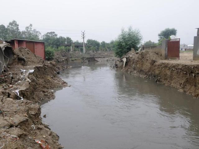 As natural flow of Badshahpur drain was blocked near the Delhi-Gurgaon expressway, water started flowing backwards leading to inundation of several areas, including Hero Honda Chowk and 10 sectors in the vicinity. Water from Hero Honda Chowk had to be pumped out to make way for traffic on Friday.(Abhinav Saha/HT Photo)