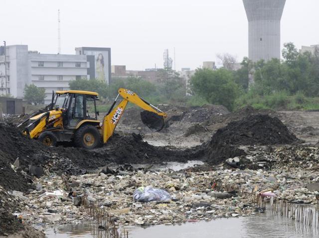 Insiders claim that the entire Badshahpur drain was not cleaned by the Haryana urban development authority due to lack of funds. Also the concretization of the drain is fraught with dangers and the real solution is either to de-water the Hero Honda chowk with pumps or acquire land in Khandsa to set up pipeline that could evacuate excess water. (Abhinav Saha/HT Photo) Insiders claim that the entire Badshahpur drain was not cleaned by the Haryana urban development authority due to lack of funds. Also the concretization of the drain is fraught with dangers and the real solution is either to de-water the Hero Honda chowk with pumps or acquire land in Khandsa to set up pipeline that could evacuate excess water. (Abhinav Saha/HT Photo)