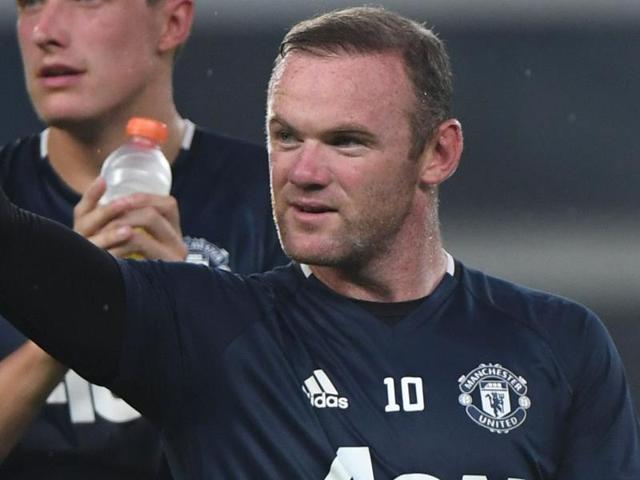 Manchester United's Wayne Rooney waves to fans as teammate Phil Jones looks on. (AFP Photo) Manchester United's Wayne Rooney waves to fans as teammate Phil Jones looks on. (AFP Photo)