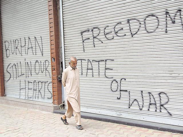 Kashmiri locals clash with government forces near the United Nations Military Observer Group India and Pakistan (UNMOGIP) office in Srinagar on July 29, 2016. Protests continued for a 23rd day on Saturday following the death of Hizbul Mujahideen commander Burhan Wani.(AFP Photo)