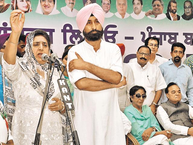 Former chief minister Rajinder Kaur Bhathal addressing Congress workers in Jalandhar on Friday. (Sikander Singh Chopra/HT) Former chief minister Rajinder Kaur Bhathal addressing Congress workers in Jalandhar on Friday. (Sikander Singh Chopra/HT)