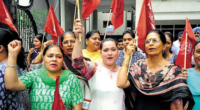 Members of the All India Bank Employees Association (AIBEA) holding a protest in Patiala on Friday. (Bharat Bhushan/HT) Members of the All India Bank Employees Association (AIBEA) holding a protest in Patiala on Friday. (Bharat Bhushan/HT)