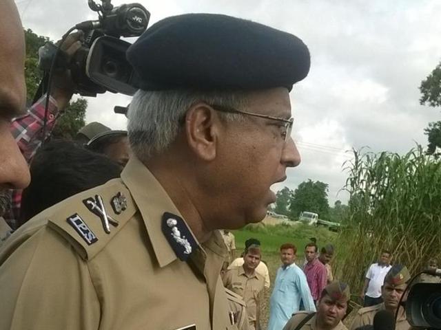 UP director general of police Javeed Ahmad visits scene of crime on Sunday.(Peeyush Khandelwal/ HT Photo)