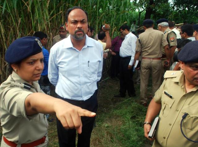 UP director general of police Javeed Ahmad (front right) visits scene of crime on Sunday. (Chahat Ram/ HT Photo) UP director general of police Javeed Ahmad (front right) visits scene of crime on Sunday. (Chahat Ram/ HT Photo)