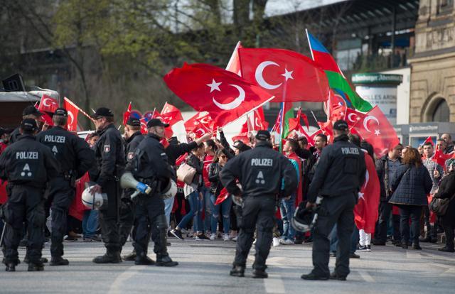 This April 10, 2016 file photo shows police cordoning protesters during a "Peace March for Turkey" organized by the new German Turkish Committee in Hamburg. Tens of thousands of supporters of Turkish President Recep Tayyip Erdogan plan to rally in the German city of Cologne on Sunday as tensions over Turkey's failed coup have put authorities on edge. (AFP file photo)