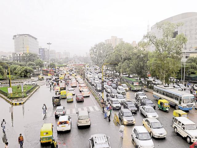 Traffic on main roads of Gurgaon was smoother on Saturday as there were fewer vehicles due to it being a weekend. (Abhinav Saha/HT Photo) Traffic on main roads of Gurgaon was smoother on Saturday as there were fewer vehicles due to it being a weekend. (Abhinav Saha/HT Photo)
