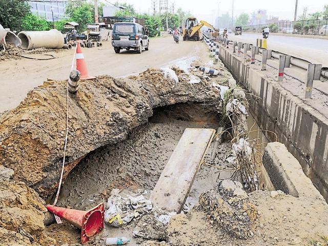 A cave-in on a Delhi-Gurgaon expressway service lane on Saturday. (Parveen Kumar/Hindustan Times) A cave-in on a Delhi-Gurgaon expressway service lane on Saturday. (Parveen Kumar/Hindustan Times)