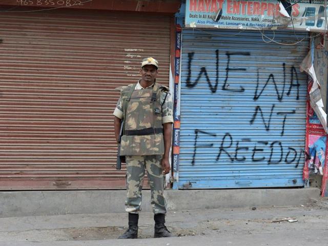 A paramilitary trooper stands guard during a curfew continued across large parts of Kashmir for the 23rd consecutive day in Srinagar on July 31, 2016. (AFP Photo) A paramilitary trooper stands guard during a curfew continued across large parts of Kashmir for the 23rd consecutive day in Srinagar on July 31, 2016. (AFP Photo)