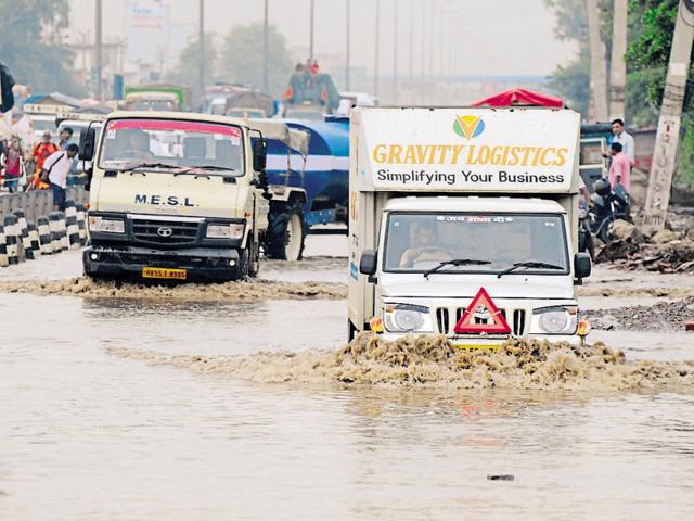 On Thursday night, hundreds of commuters were stranded on waterlogged roads of Gurgaon for hours.(Abhinav Saha/HT Photo) On Thursday night, hundreds of commuters were stranded on waterlogged roads of Gurgaon for hours.(Abhinav Saha/HT Photo)