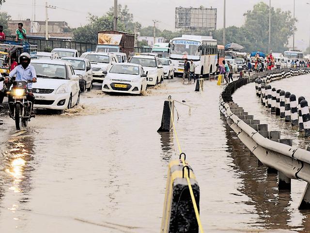 Gurgaon expressway near Khandsa village on Saturday.(Parveen Kumar/Hindustan Times) Gurgaon expressway near Khandsa village on Saturday.(Parveen Kumar/Hindustan Times)