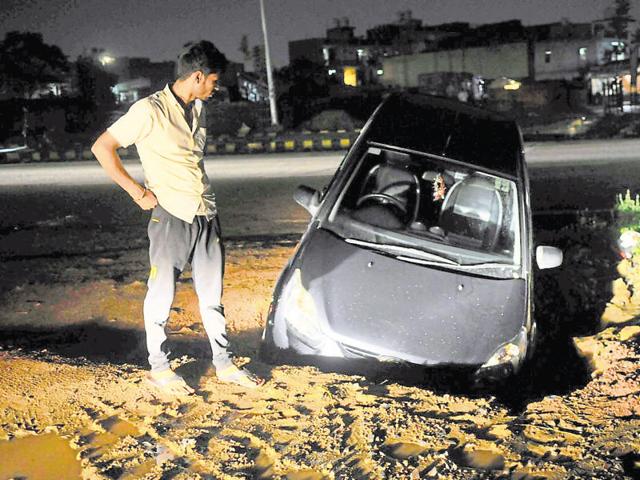 Commuters coming to or crossing Gurgaon are seeking live updates about the situation in the city. (Abhinav Saha/HT Photo) Commuters coming to or crossing Gurgaon are seeking live updates about the situation in the city. (Abhinav Saha/HT Photo)