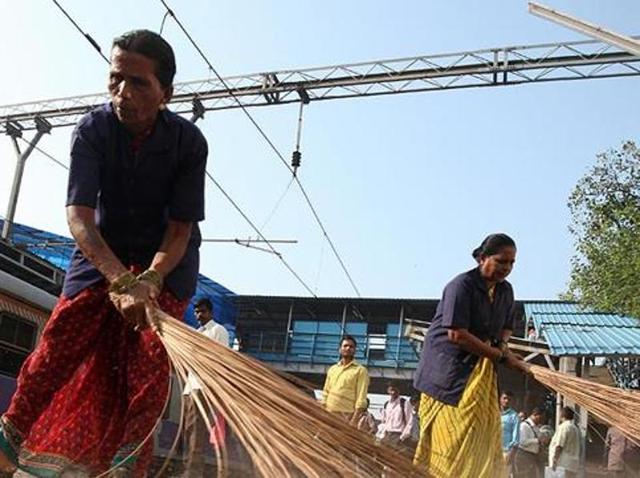 Railway staff members sweep a railway platform as they participate in the nationwide Swachh Bharat Mission in Dadar, Mumbai.(Kunal Patil/HT File Photo) Railway staff members sweep a railway platform as they participate in the nationwide Swachh Bharat Mission in Dadar, Mumbai.(Kunal Patil/HT File Photo)