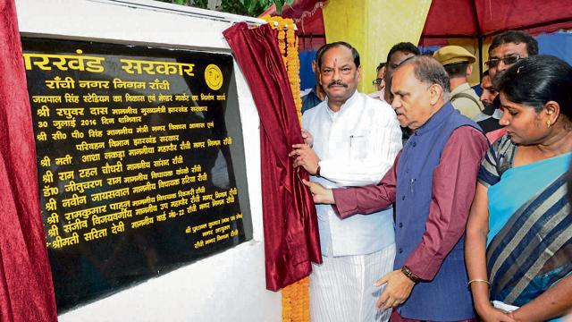 Chief minister Raghubar Das and urban development minister CP Singh lay the foundation stone for the vendors’ market complex on Saturday.(Diwakar Prasad / Hindustan Times) Chief minister Raghubar Das and urban development minister CP Singh lay the foundation stone for the vendors’ market complex on Saturday.(Diwakar Prasad / Hindustan Times)