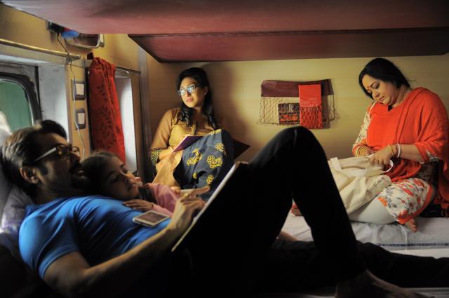 Praktan, which brought back the popular pair of Prosenjit Chatterjee and Rituparna Sengupta after 14 years, was a multi-starrer. (Windows Production House)