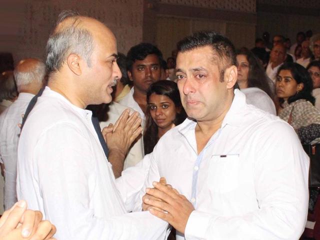 Actor Salman Khan broke down at Rajjat Barjatya’s prayer meet. The actor also tweeted, “Rest in peace my brother Rajjat Barjatya.” (Yogen Shah) Actor Salman Khan broke down at Rajjat Barjatya’s prayer meet. The actor also tweeted, “Rest in peace my brother Rajjat Barjatya.” (Yogen Shah)