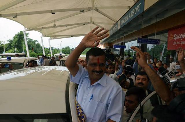 Kejriwal waves to supporters at Gaggal airport in Kangra district, about 20km from the meditation centre in Dharamkot near McLeodganj, on Monday. (HT Photo) Kejriwal waves to supporters at Gaggal airport in Kangra district, about 20km from the meditation centre in Dharamkot near McLeodganj, on Monday. (HT Photo)