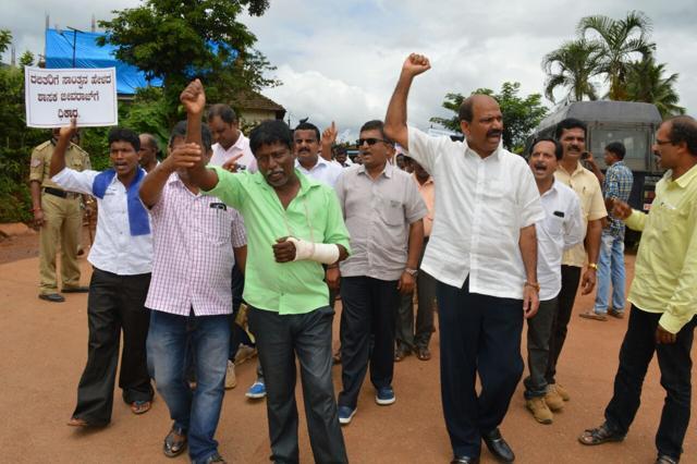 Palaraja (seen in the green shirt in centre with a fractured arm) leads the protest in Shantipura, Karnataka. (Gee Imaan Semmalar) Palaraja (seen in the green shirt in centre with a fractured arm) leads the protest in Shantipura, Karnataka. (Gee Imaan Semmalar)