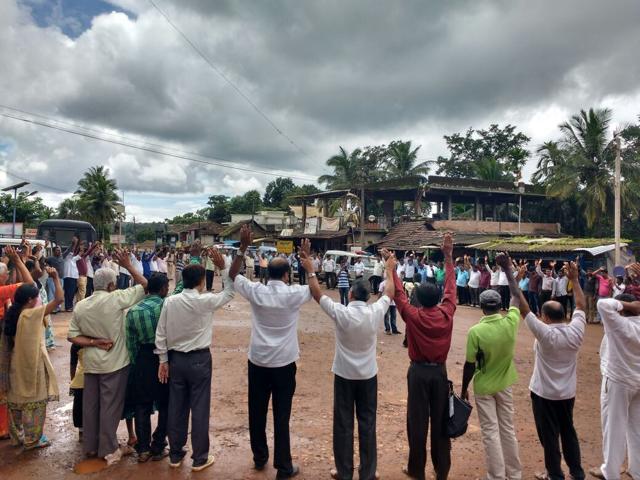 Human chain by activists at Shantipura, Karnataka. (Gee Imaan Semmalar) Human chain by activists at Shantipura, Karnataka. (Gee Imaan Semmalar)
