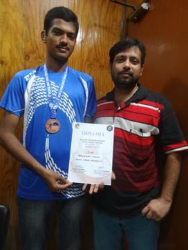 Tanuj Mukherjee (left) with coach Ambarish Chatterjee. (Ramkrishna Samanta/HT)